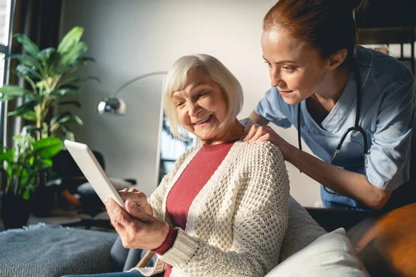 Attentive young medical worker listening to her patient — Stock Photo, Image