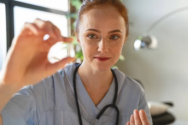 Freundlicher junger Arzt, der auf großes Tablet starrt — Stockfoto