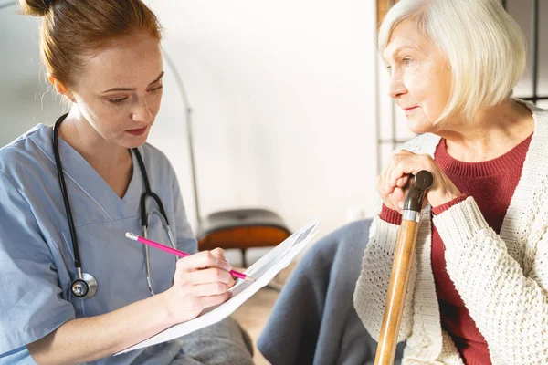 Concentrato donna bionda essere in tutte le orecchie — Foto Stock