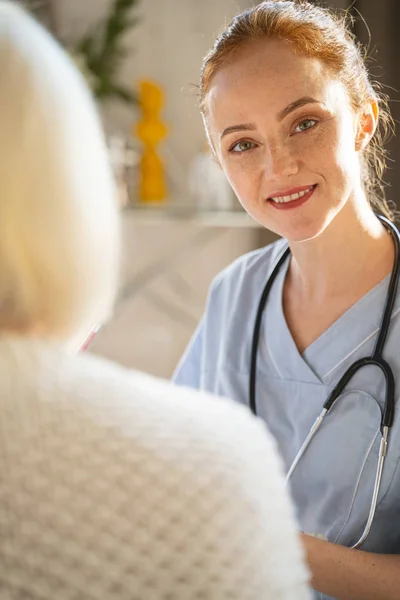 Porträt einer zufriedenen Frau, die ihre Arbeit genießt — Stockfoto