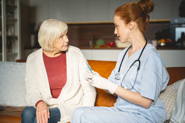 Mujer mayor concentrada escuchando la prescripción — Foto de Stock