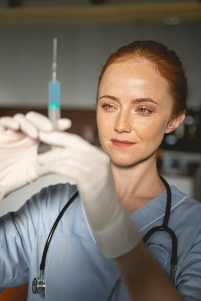 Portret van tevreden vrouw dat voorbereiding prik — Stockfoto