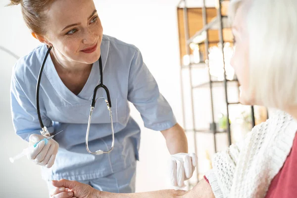 Porträt eines zufriedenen Mädchens, das ihre Patientin behandelt — Stockfoto