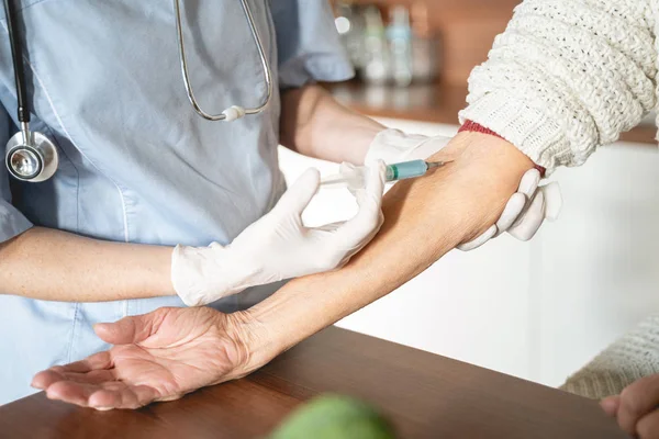 Nahaufnahme eines Arztes, der Spritzen macht — Stockfoto