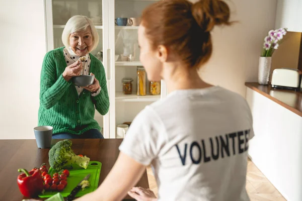 Cheerful senior female person eating healthy food — Stockfoto