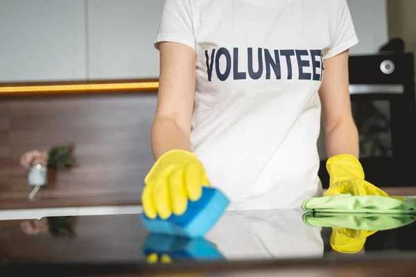 Закрыть молодую женщину, которая чистит кухню — стоковое фото