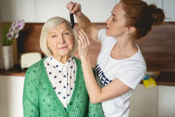 Draguta tânără femeie persoană pieptănat păr de prietenul ei — Fotografie, imagine de stoc