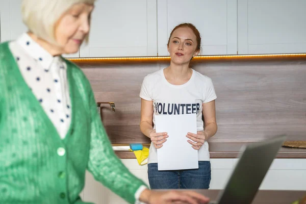 Aandachtige volwassen vrouwelijke persoon met behulp van haar computer — Stockfoto