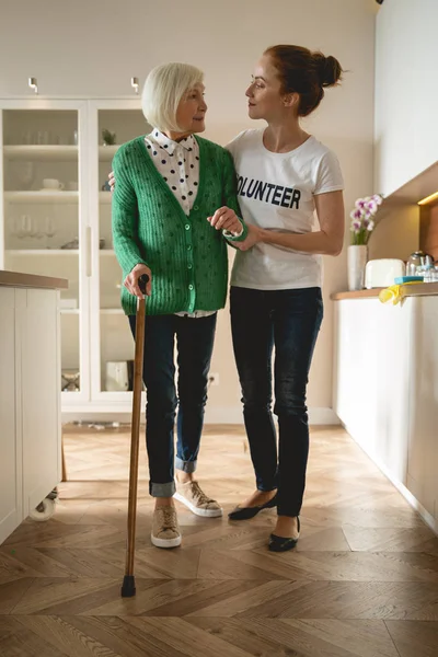 Giovane assistente sociale a sostegno delle donne anziane — Foto Stock
