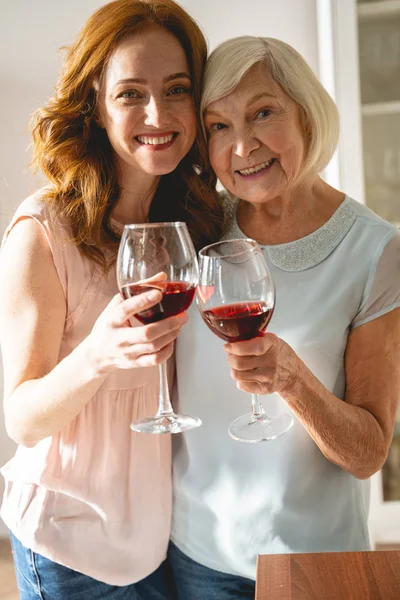 Charmant volwassen vrouw persoon met feestelijke stemming — Stockfoto