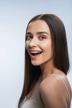 Çekici kız kamera önünde poz veriyor.