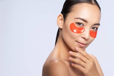 Yüzünde yamalar olan, kameraya poz veren hoş bir genç bayan.