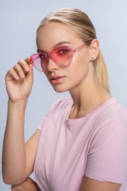 Stüdyoda kameraya poz veren seksi beyaz kız.