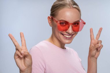 Stüdyoda kameraya poz veren komik beyaz kız.