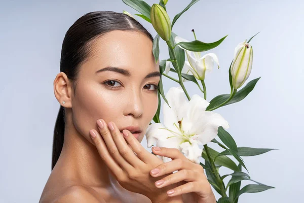 Pretty calm lady posing with nice bouquet in studio — 스톡 사진