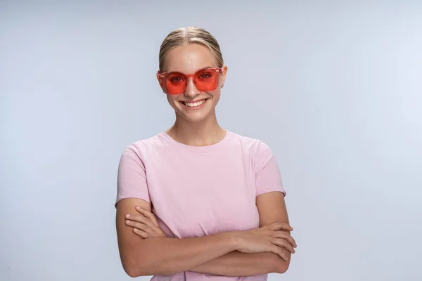 Caucásico chica en elegante gafas posando para cámara en estudio —  Fotos de Stock