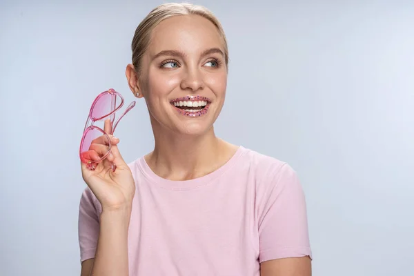 Sorridente ragazza caucasica in posa per la fotocamera in studio — Foto Stock