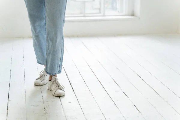 Beskuren bild av kvinna i denim hemma — Stockfoto