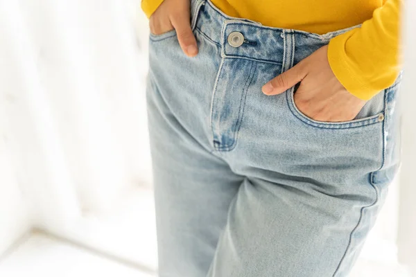 Foto recortada de la mujer en el denim en casa — Foto de Stock