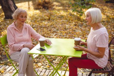 İki arkadaş bir fincan kahve eşliğinde buluşuyor.