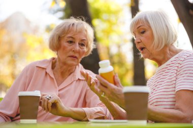 Kadın vitaminlerinin etkisini anlatıyor.