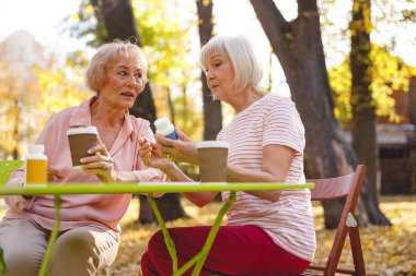 Eski dostlar sağlıklı kalmanın yollarını konuşuyorlar.