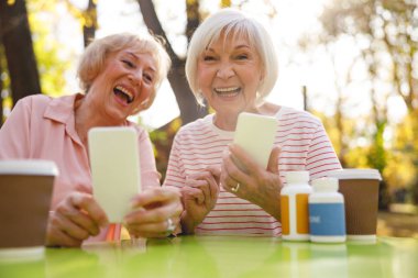 Eski dostlar parkta eğleniyorlar.