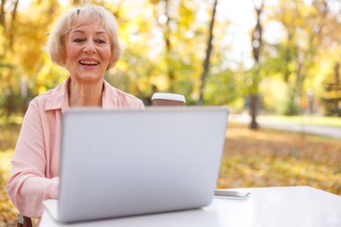 Neşeli bayan arkadaşına video araması yapıyor.