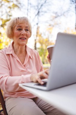 Gelen bir e-postaya cevap veren ilgili yaşlı kadın