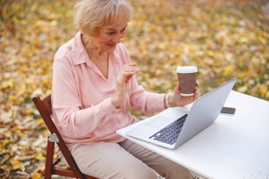 Kadın arkadaşına mesaj yolluyor.