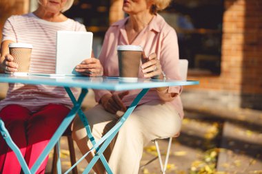 Eski dostlar sabah kahvelerini içip sohbet ediyorlar.