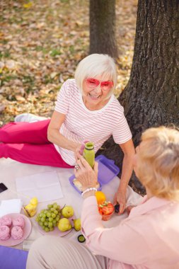Yaşlı kadın en iyi arkadaşıyla eğleniyor.