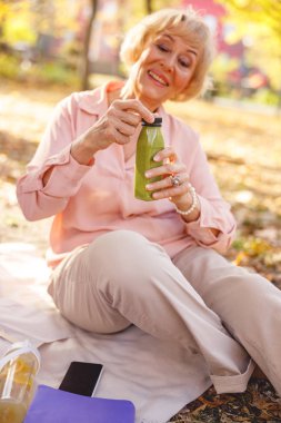 Mutlu bayan sabahını parkta geçiriyor.