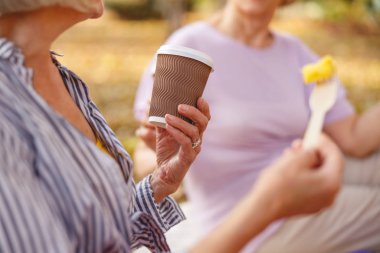 Kadın en iyi arkadaşıyla kahvaltı yapıyor.