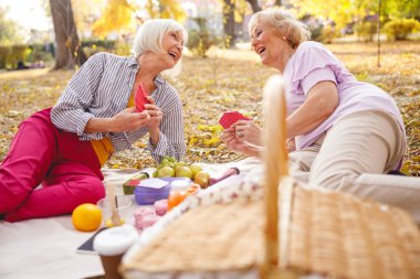 Eski dostlar birlikte vakit geçiriyorlar.