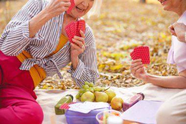 Piknikte maç kazanan mutlu kadın.
