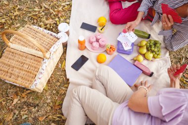 En iyi arkadaşlar parkta eğleniyorlar.