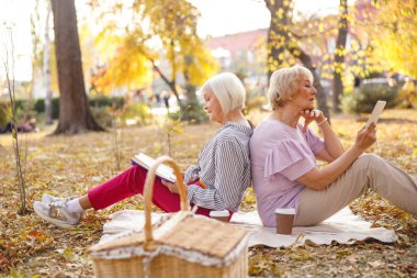 Eski dostlar birlikte iyi vakit geçiriyorlar.