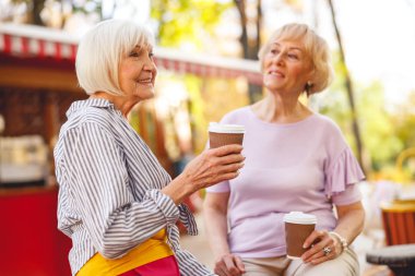 Eşini dinleyen bir kadın hikaye anlatıyor.