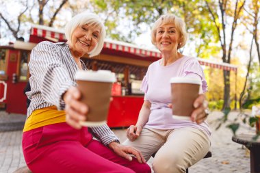 Mutlu arkadaşlar kahve molası veriyorlar.