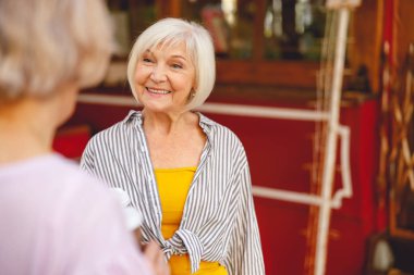 Kadınlar arkadaşlarıyla buluşmaktan hoşlanırlar.