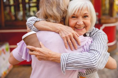 Eski dostlar uzun bir aradan sonra birbirlerini selamlıyorlar.