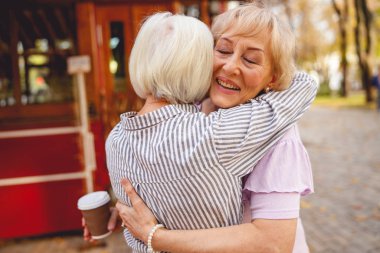 Gezintide eski dostlar buluşur.