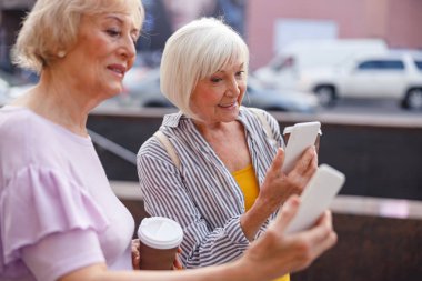 Çocuklarıyla video görüşmesi yapan iki kadın.