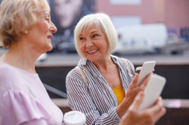 Kadın izlenimlerini bir arkadaşıyla paylaşıyor.
