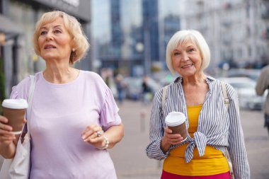 Sokakta yürüyen mutlu eski dostlar