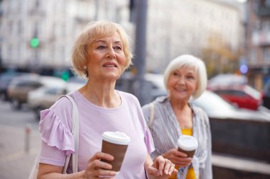 Kadın arkadaşına ruh halini soruyor.