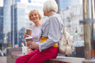 Arkadaşlar yürüyüş sırasında oturuyorlar.
