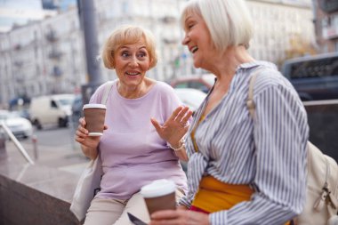 Neşeli kadın en iyi arkadaşıyla şakalaşıyor.