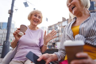 Neşeli eski dostlar gençliklerini birlikte hatırlıyorlar.